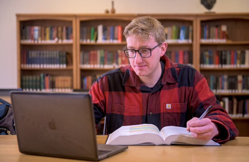 A UW law student uses the George Hopper Law Library to complete coursework.