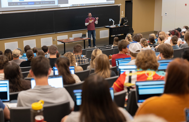 Dr. John Wilford teaching LIFE 1010 to incoming sutdents in a classroom.